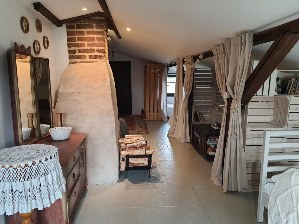 Poddasze, detale tworzą klimat spokoju i historii. Wnętrze poddasza Łuby Siedem