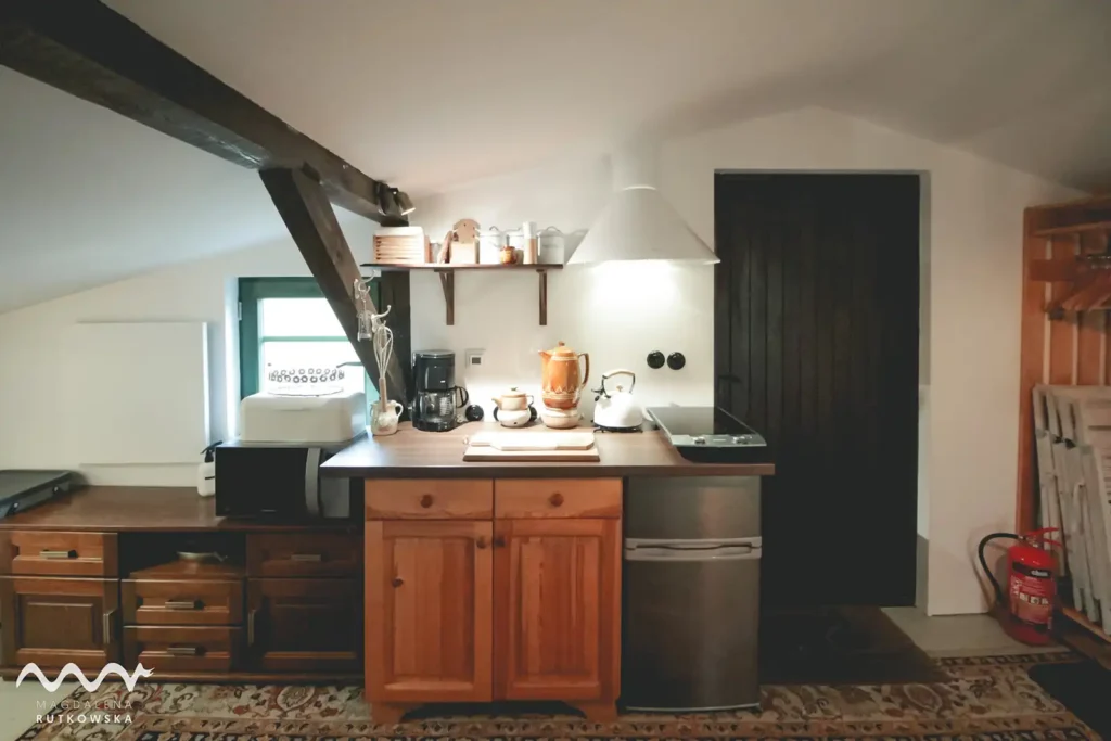 Poddasze, aneks. W pełni wyposażony aneks kuchenny na Poddaszu Łuby Siedem. Lodówka, kuchenka dwupalnikowa, mikrofalówka oraz kawa i herbata dla gości. Przestrzeń do samodzielnego przygotowywania posiłków w Borach Tucholskich.